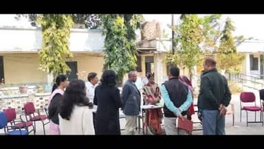 सूरजपुर: कमिश्नर नरेंद्र दुग्गा ने SIR के तहत भटगांव, प्रेमनगर एवं प्रतापपुर के मतदान केंद्रों का निरीक्षण किया