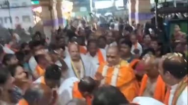 ತಾಳಿಕೋಟಿ: ಪಟ್ಟಣದಲ್ಲಿ ರಾಘವೇಂದ್ರ ಮಠದ ಶ್ರೀಗಳಿಗೆ ಅದ್ದೂರಿ ಸ್ವಾಗತ ಕೋರಿದ ಭಕ್ತರು