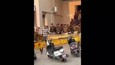 ग्वालियर गिर्द: वकील से विवाद के बाद कोर्ट परिसर बना पुलिस छावनी, दो सौ पुलिसकर्मियों की मदद से आरोपी को निकाला गया