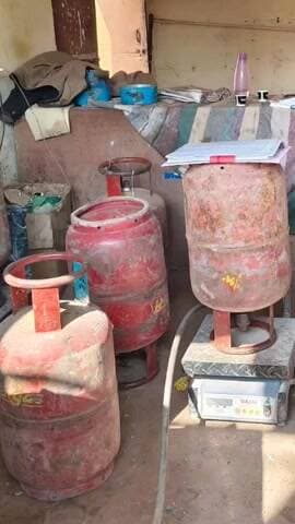 बीकानेर: रसद विभाग ने पीबीएम क्षेत्र में घरेलू गैस की अवैध रिफिलिंग पर की कार्रवाई, 18 सिलेंडर किए जब्त