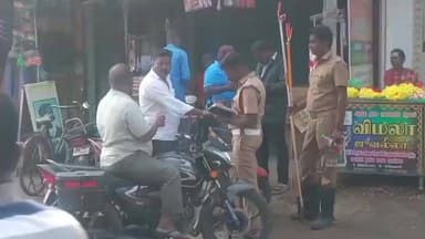 உத்திரமேரூர்: உத்திரமேரூரில்பிரபல நகைக்கடையில் பாம்பு புகுந்ததால் பரபரப்பு