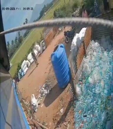 ஆண்டிப்பட்டி: ஆண்டிபட்டியில் டாஸ்மாக் மதுபான கடையில் போதையில் பூனையை கொடூரமாக தாக்கி கொல்லும் வீடியோ சமூக வலைதளத்தில்வெளியீடு