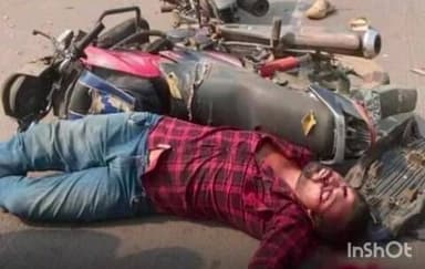 మణుగూరు: పినపాక మండల పరిధిలోని చుంచుపల్లి గ్రామ సమీపంలో ఎదురెదురుగా రెండు ద్విచక్ర వాహనాలు ఢీకొని ఒకరు మృతిచెందగా,ఇద్దరికీ గాయాలు