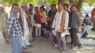 हमीरपुर: मौदहा तहसील परिसर में मतदाता पंजीकरण केंद्र व बी एल ओ के पास साक्ष्य जमा करने के लिए लगी भीड़