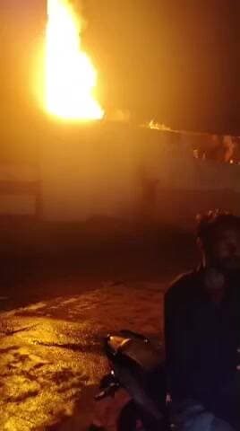 bharat न्यूज़ सरमथुरा
सर मथुरा में भीषण आग लग गई दमकल मशीन डेढ़ घंटे पीछे पहुंची जब तक सारा सामान चलकर राख हो गया यहां