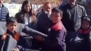 पोखरी: पोखरी नगर पंचायत के सभासद गिरीश किमोठी ने आदर्श प्राथमिक विद्यालय पोखरी के 54 छात्रों को बैठने के लिए कम्बल बांटे