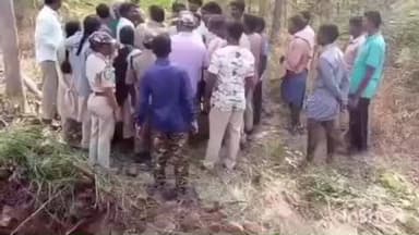 ఇల్లందు: టేకులపల్లి మండల పరిధిలోని ఒడ్డుగూడెం గ్రామంలో జెసిబి తో గుంతలు తీస్తున్న అడవి శాఖ అధికారులను అడ్డుకున్న గ్రామస్తులు