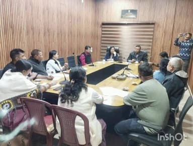 দিছপুৰ: গুৱাহাটী সম জিলা আয়ুক্তৰ কাৰ্যালয়ত ৩৫ নং নিউ গুৱাহাটী বিধানসভা সমষ্টিৰ অৰুণোদয় আচঁনিকলৈ সিদ্ধাৰ্থ ভট্টাচাৰ্য আলোচনা