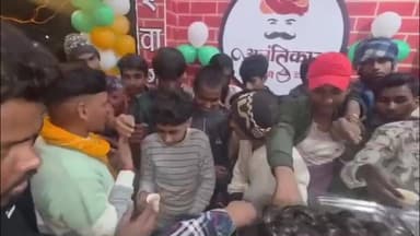 जगदीशपुर: जगदीशपुर में अवंतिका गुड़ की चाय पीने को लेकर लोगों की लगी रही भीड़, प्रमुख प्रतिनिधि सहित अन्य लोग रहे मौजूद