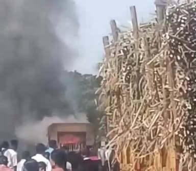 ಮುಧೋಳ: ಜೀರಗಾಳ ಸಮೀಪ ಧಗ ಧಗನೇ ಹೊತ್ತಿ ಉರಿದ ಟ್ರ್ಯಾಕ್ಟರ ಇಂಜಿನ್