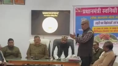 आंवला: आंवला के नगर पालिका सभागार में सड़क दुर्घटनाओं को लेकर बैटरी ई-रिक्शा चालकों के साथ हुई बैठक