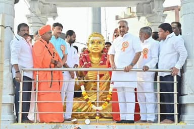 ರಾಯಚೂರು: ಅಂಬಿಗರ ಚೌಡಯ್ಯ ಜಯಂತಿ ಹಿನ್ನೆಲೆ ನಗರದಲ್ಲಿ ಪುತ್ಥಳಿಗೆ ಮಾಲಾರ್ಪಣೆ ನೆರವೇರಿಸಿದ ಸಚಿವ ಎನ್ ಎಸ್ ಬೋಸರಾಜು