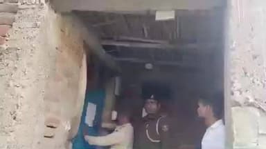 चेवाड़ा: करन्डे थाना क्षेत्र में दो फरार आरोपियों के घर पर इश्तिहार चिपकाया गया