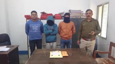 ইটাহার: চারচাকা গাড়ির হ্যান্ড ব্রেকের কভারের নীচে লুকিয়ে ব্রাউন সুগার পাচারের ছক বাঞ্চাল, ইটাহারের ভেন্ডাবাড়ি থেকে গ্রেপ্তার দুই