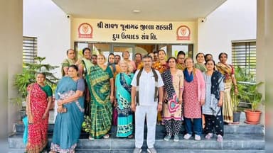 વંથળી: ખોખરડા ફાટક સ્થિત સાવજ ડેરી ખાતે ટીકર ગામની પશુપાલક મહિલાઓએ મુલાકાત લઈ વિવિધ દૂધ પ્રોડક્ટ નિહાળી