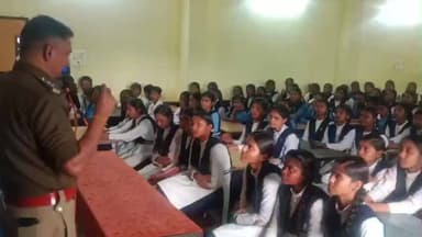 पलारी: ग्राम जारा हायर सेकेंडरी स्कूल में सरपंच, वरिष्ठ नागरिक, प्राचार्य व अन्य के साथ पलारी पुलिस ने किया जागरूकता कार्यक्रम