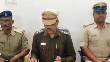 କୁଜଙ୍ଗ: ବାଇକି ଚୋରି ଗ୍ୟାଙ୍ଗ କୁ ଧରିବା ପରେ କୁଜଙ୍ଗ ଥାନ ମଧ୍ୟରେ ସାମ୍ବାଦିକ ସମ୍ମିଳନୀ କରି ମତ ରଖିଲେ ଥାନା ଅଧିକାରୀ ବଂଶୀଧର ପ୍ରଧାନ