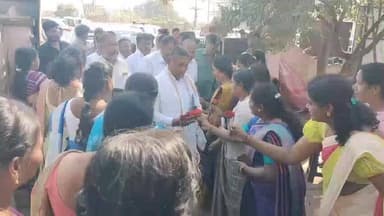 ದೊಡ್ಡಬಳ್ಳಾಪುರ: ನಗರದಲ್ಲಿ ಗ್ಯಾಸ್ ಸಂಸ್ಥೆಯವತಿಯಿಂದ ಆಯೋಜಿಸಿದ್ದ ವಿಶೇಷ ಚೇತನರಿಗೆ ವೀಲ್ ಚೇರ್ ವಿತರಣೆ ಕಾರ್ಯಕ್ರಮ ಉದ್ಘಾಟಿಸಿದ ಸಚಿವ ಕೆ.ಎಚ್.ಮುನಿಯಪ್ಪ