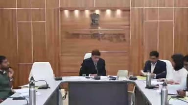 झुंझुनू: कलक्ट्रेट सभागार में आयोजित बैठक में जिला कलक्टर ने ग्राम उत्थान शिविरों को लेकर अधिकारियों को दिए निर्देश