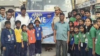 పటాన్చెరు: జిన్నారంలో రోడ్డు భద్రత పై విద్యార్థులకు అవగాహన కల్పించిన ఎస్సై