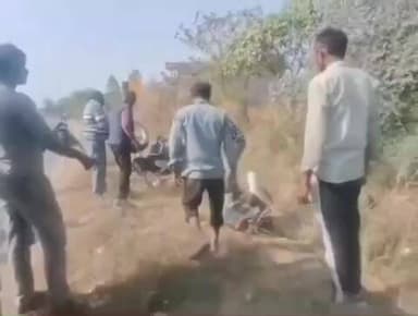 खागा: सुलतानापुर घोष के मोहम्मदपुर गौती मोड़ के पास खड़ी मोटरसाइकिल से टकराने पर बाइक सवार युवक और खड़े दो युवक हुए घायल