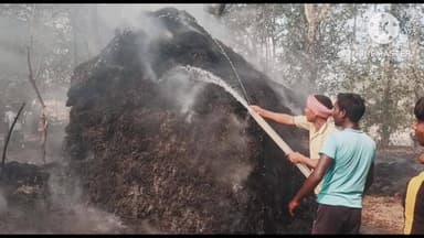 আড়শা: আগুনে পুড়ে ছাই হয়ে গেল একটি ধানের গাদা সহ তিনটি খড়ের গাদা বামুনডিহা গ্রামের ঘটনা