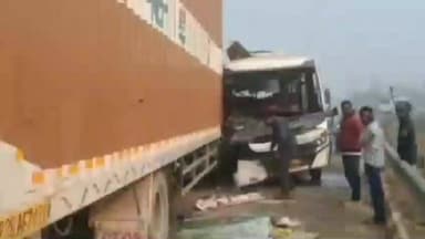 कटरा: पितौझिया चौक के पास बस और ट्रक की टक्कर, आधा दर्जन से अधिक यात्री घायल, दोनों वाहन चालक फरार