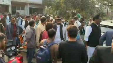 सकरा: राजद का प्रतिनिधि मंडल मोहम्मद पुर बुजुर्ग गांव पहुंचा, मनीष राय हत्याकांड में पुलिस एसडीपीओ से की मुलाकात