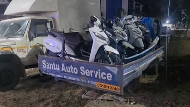 कोंडागांव: चिखलपुटी में गंभीर सड़क हादसा, नई स्कूटरों से लदी छोटा हाथी वाहन को कार ने मारी टक्कर, फिर ट्रक से जा भिड़ा