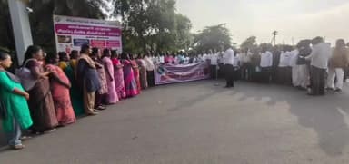 திருவண்ணாமலை: கலெக்டர் அலுவலக நுழைவாயில் முன்பு வருவாய் ஊழியர்கள் தர்ணா போராட்டம்