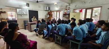 ಭಟ್ಕಳ: ಗ್ರಾಮೀಣ ಪೊಲೀಸ್ ಠಾಣೆಗೆ ಭೇಟಿ ನೀಡಿದ ಜಾಲಿ ಸರಕಾರಿ ಹಿರಿಯ ಪ್ರಾಥಮಿಕ ಶಾಲೆಯ ವಿದ್ಯಾರ್ಥಿಗಳು