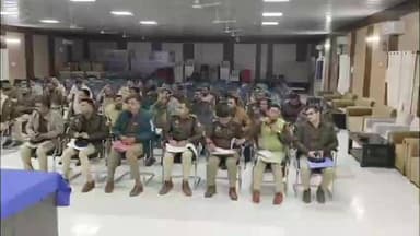 मुहम्मदाबाद: गाज़ीपुर पुलिस लाइन में अपराध नियंत्रण और कानून व्यवस्था को लेकर एसपी ने की बैठक, दिए सख्त निर्देश