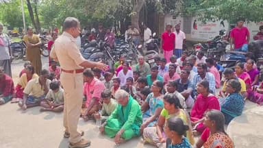 இராஜபாளையம்: தளவாய்புரத்தை அடுத்த புத்துரைச் சேர்ந்த பொதுமக்கள் நடைபாதை வசதி செய்து தரக் கோரி பொதுமக்கள் வட்டாட்சியர் அலுவலகத்தில் காத்திருப்பு போராட்டம்