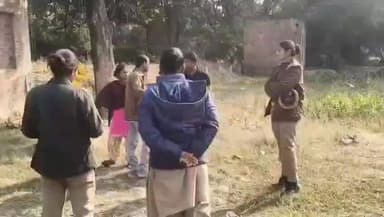 खागा: मऊपारा गांव में किसान के खेत में विद्युत पोल गाड़ने पर किसान के परिवार ने जमीन में लेटकर काटा हंगामा, हथगांव का मामला