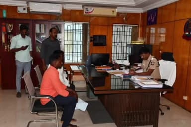 திருவண்ணாமலை: பொதுமக்களிடமிருந்து எஸ்பி சுதாகர் கோரிக்கை மனுக்களை பெற்று பொறுமையுடன் விவரங்களை கேட்டறிந்து உரிய நடவடிக்கை எடுக்க அதிகாரிகளுக்கு உத்தரவிட்டார்