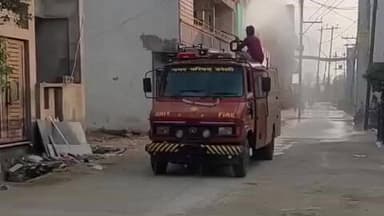 बरेली: धूल से राहत: नगर परिषद् बरेली ने सड़कों पर पानी का छिड़काव कराया