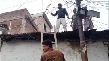 नेपानगर: बिजली कनेक्शन जोड़ने पर बवाल, बुजुर्ग का आत्मदाह का प्रयास, युवक छत पर चढ़ा, विरोध के चलते बिजली कर्मचारी लौटे