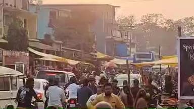 पखांजूर: बुधवार को बाजार और मेले के चलते अंजलि नाले के पास सड़क यातायात बाधित, सड़कों पर लगा लंबा जाम