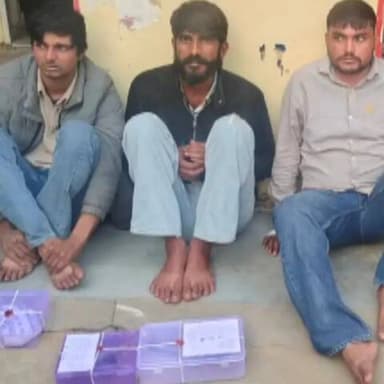 थानागाजी: प्रतापगढ़ थाना पुलिस ने अवैध हथियार रखने के आरोप में तीन लोगों को किया गिरफ्तार, अवैध देसी कट्टा पिस्टल किया बरामद