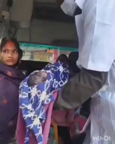 रुद्रपुर: लबकनी गांव के पास 102 एम्बुलेंस में गर्भवती महिला ने दिया बच्चे को जन्म, ईएमटी की सूझबूझ से जच्चा-बच्चा सुरक्षित