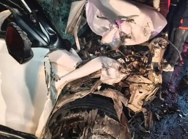 रुधौली: अनदेऊरा चौराहे पर थार और एक कार की आमने-सामने टक्कर में 4 लोग घायल