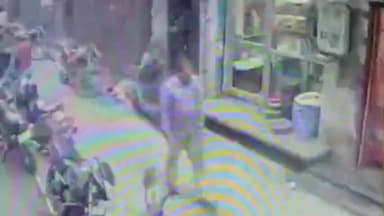 ਅੰਮ੍ਰਿਤਸਰ 2: ਟਾਲੀ ਵਾਲੇ ਚੌਂਕ ਦੇ ਵਿੱਚ ਕੁਝ ਨੌਜਵਾਨਾਂ ਵੱਲੋਂ ਸੁਨਿਆਰੇ ਦੀ ਦੁਕਾਨ ਤੋਂ 150 ਗ੍ਰਾਮ ਸੋਨੇ ਦੀ ਕੀਤੀ ਖੋਹ ਵੀਡੀਓ ਸੋਸ਼ਲ ਮੀਡੀਆ ਤੇ ਵਾਇਰਲ