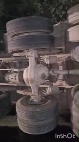 सिकंंदराबाद: सिकंदराबाद नगर के पवन कुटीर मैरिज होम के पास अनाज से भरा 18 टायरा ट्रक अनियंत्रित होकर सड़क किनारे पलट गया