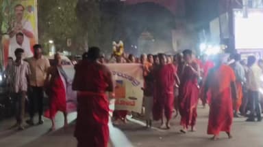 మంత్రాలయం: మంత్రాలయం కు 200 మంది కర్ణాటక నుంచి భక్తులు పాదయాత్రగా రాఘవేంద్ర స్వామి దర్శనం కోసం ఆధ్యాత్మికంగా తరలివచ్చారు..