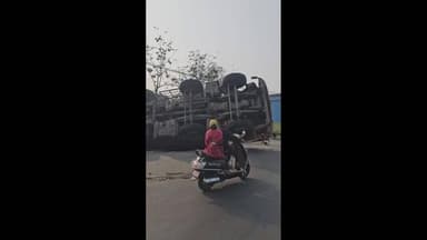 કપરાડા: પંડોર બસ સ્ટેન્ડ પાસે વળાંકમાં સ્ટેરીંગ ઉપરનો કાબુ ગુમાવતા પૂરપાટ ઝડપે દોડતી ટેન્કર પલટી માર્યું