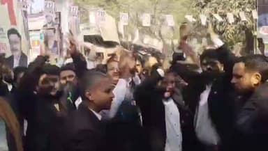 फतेहपुर: जयराज मानसिंह की हत्या के बाद अधिवक्ताओं ने सड़क जाम कर किया प्रदर्शन, एसपी पर पैसे लेकर हत्या करवाने का आरोप