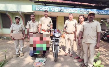 ದಾಂಡೇಲಿ: ಬರ್ಚಿ ರಸ್ತೆಯಲ್ಲಿ ದ್ವಿಚಕ್ರ ವಾಹನದಲ್ಲಿ ಕಾಡುಪ್ರಾಣಿಯ ಮಾಂಸ ಸಾಗಾಟ, ಮಾಲು ಸಹಿತ ದ್ವಿಚಕ್ರ ವಾಹನ ವಶ ಆರೋಪಿಯ ಬಂಧನ