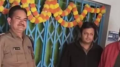 खातेगांव: फर्जी डॉक्टर के गलत इलाज से मरीज का पैर सुन्न, खातेगांव में राजस्व-स्वास्थ्य विभाग ने डॉ. विश्वास का क्लिनिक सील किया