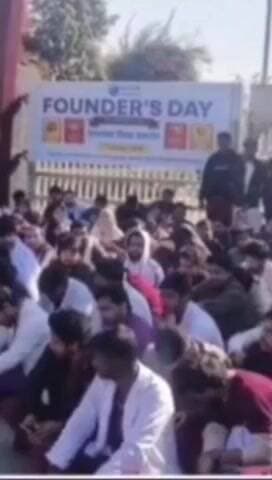 बेहट: मिर्ज़ापुर ग्लोकल यूनिवर्सिटी में BAMS के छात्रों ने एक साल की एडवांस फीस के नियम के खिलाफ धरना दिया