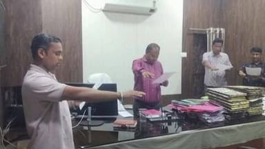 ଖରିଆର: ଖଡିଆଳ ବ୍ଲକ କାର୍ଯ୍ୟାଳୟରେ ନିର୍ବାଚନ ଏବଂ ମତଦାତାଙ୍କୁ ସଚେତନ କରିବା ସହ ବିନା ପ୍ରଲୋଭନରେ ମତଦାନ କରିବା ନେଇ ସଂକଳ୍ପ ଯାତ୍ରା